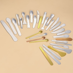 Three YITHONIA gold, silver, and rose gold heart-shaped wholesale cosmetic spatula scoop options shown in file 1.jpg.